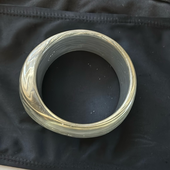 LUCITE BANGLE BRACELET - Picture 3 of 11